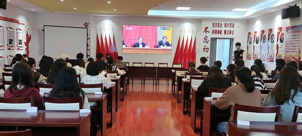 组织师生共同观看庆祝中国共产主义青年团成立100周年大会1.jpg