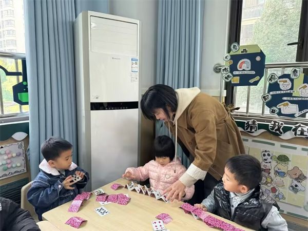 Hefei preschool education group binshuihuadu kindergarten branch teaching and research group carried out independent game observation and discussion activities