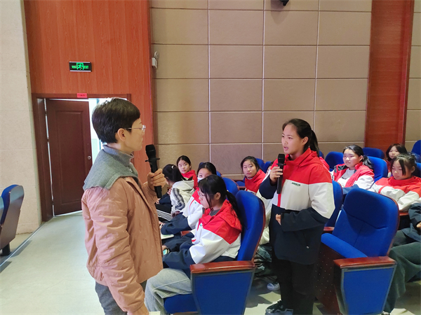 A lecture on girls' mental health was held in Baocuiyuan Middle School in Feidong County.
