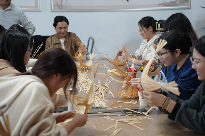 在以竹文化为母题的非遗文创产品设计课堂上，同学们正在进行竹编基础练习.jpg