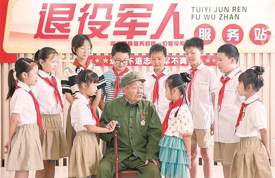 7月31日，来安县水口镇水西村邀请抗美援朝老战士给孩子们讲红色故事，增强孩子们的国防意识。通讯员 吕 华 摄.jpg